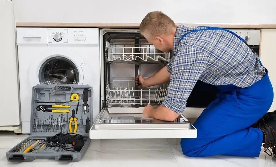 Kandıra Termodinamik servisi teknisyen ekibi beyaz eşya tamiri yaparken